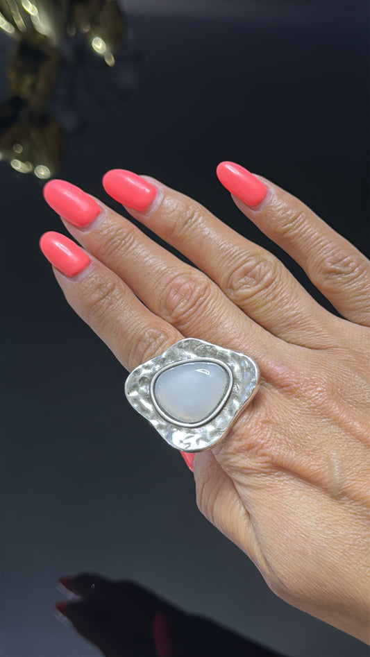 Anillo Silver Piedra Blanco Leche (LE QUEDA PERREFTO A UNA TALLA 8 al 9)