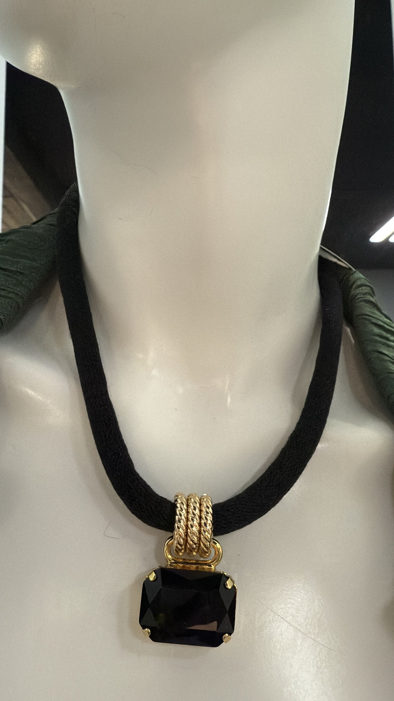 Collar Swarovski Cuadrado